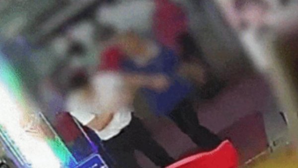 维度配资 欲提前退租，被房东老公扇4耳光！律师：单方拒绝协商属霸王条款